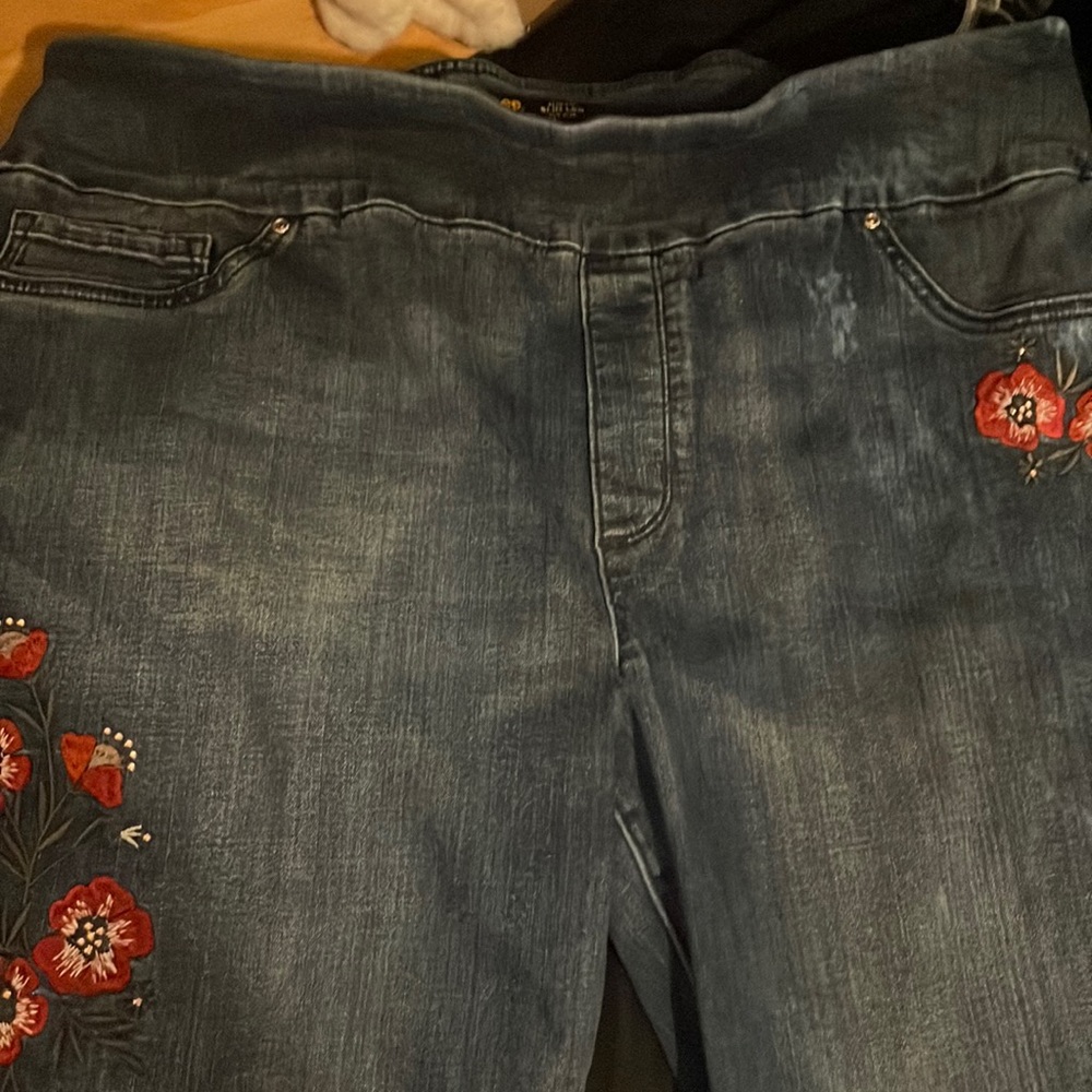 Floral sewn design sculpting jeans